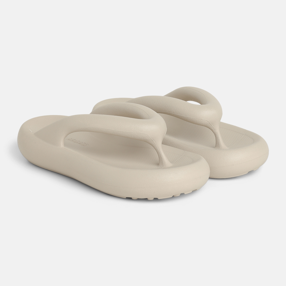 Superfleamarket_Toni_Garrn_Axel_Arigato_footwear_oversized_flats_flipflops_beige_cream(1)