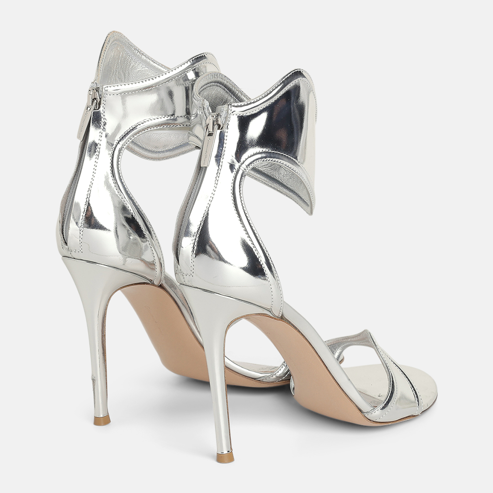 Superfleamarket_Toni_Garrn_footwear_Gianvito_Rossi_heels_lucrezia_metallic_silver(2)